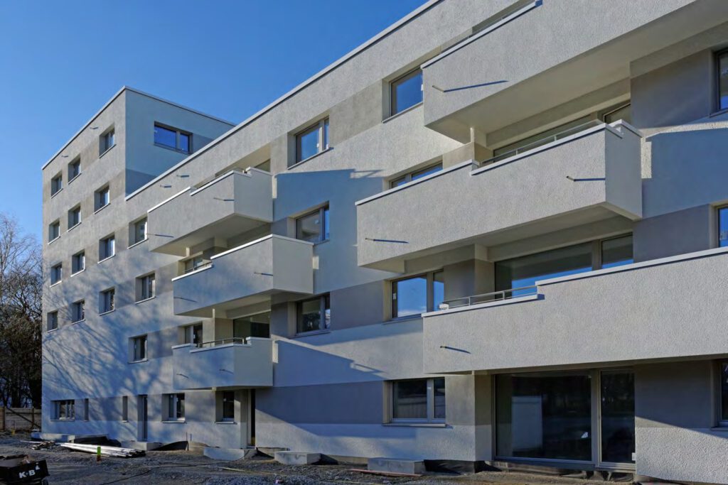 Wohnanlage am Ackermannbogen München – Fassade mit Balkonen
