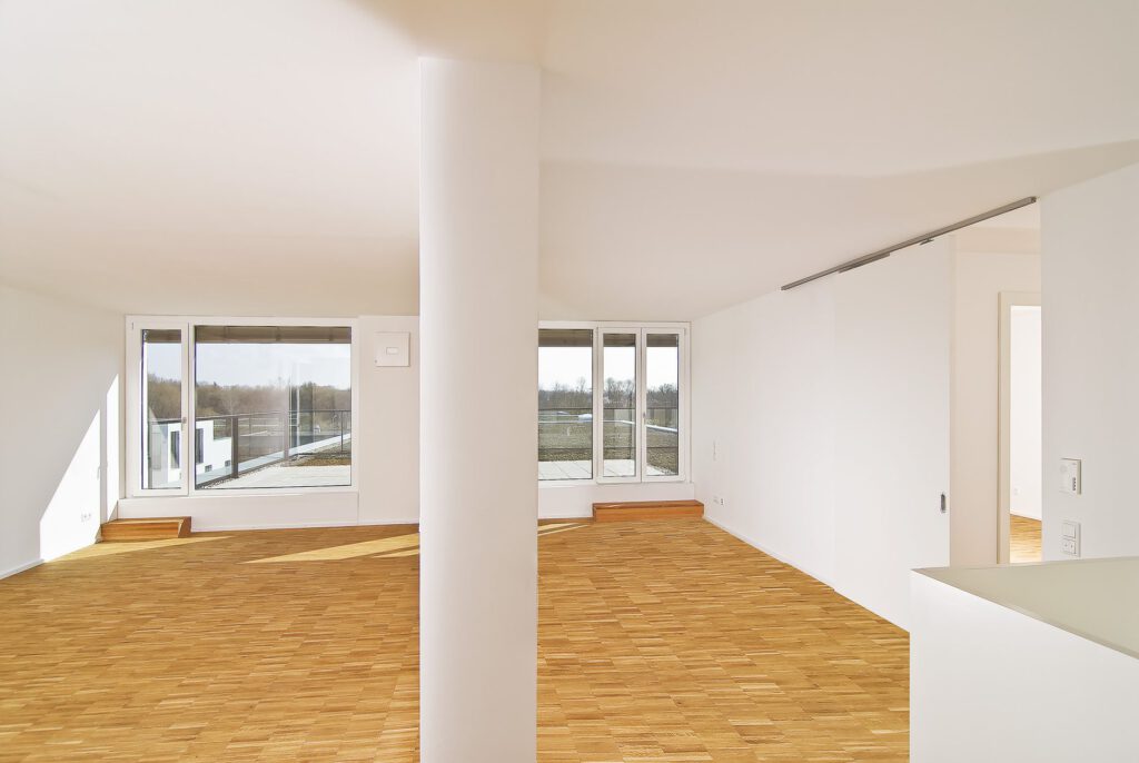 An der Donau Ingolstadt – Wohnraum mit umlaufendem Fensterband