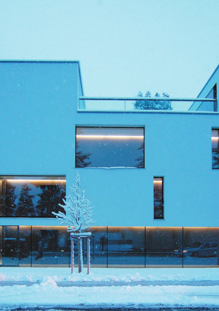 An der Donau Ingolstadt – die Fassade im Winter zur blauen Stunde