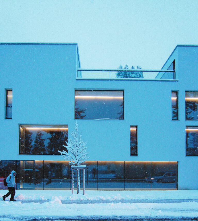 An der Donau Ingolstadt – die Fassade im Winter zur blauen Stunde