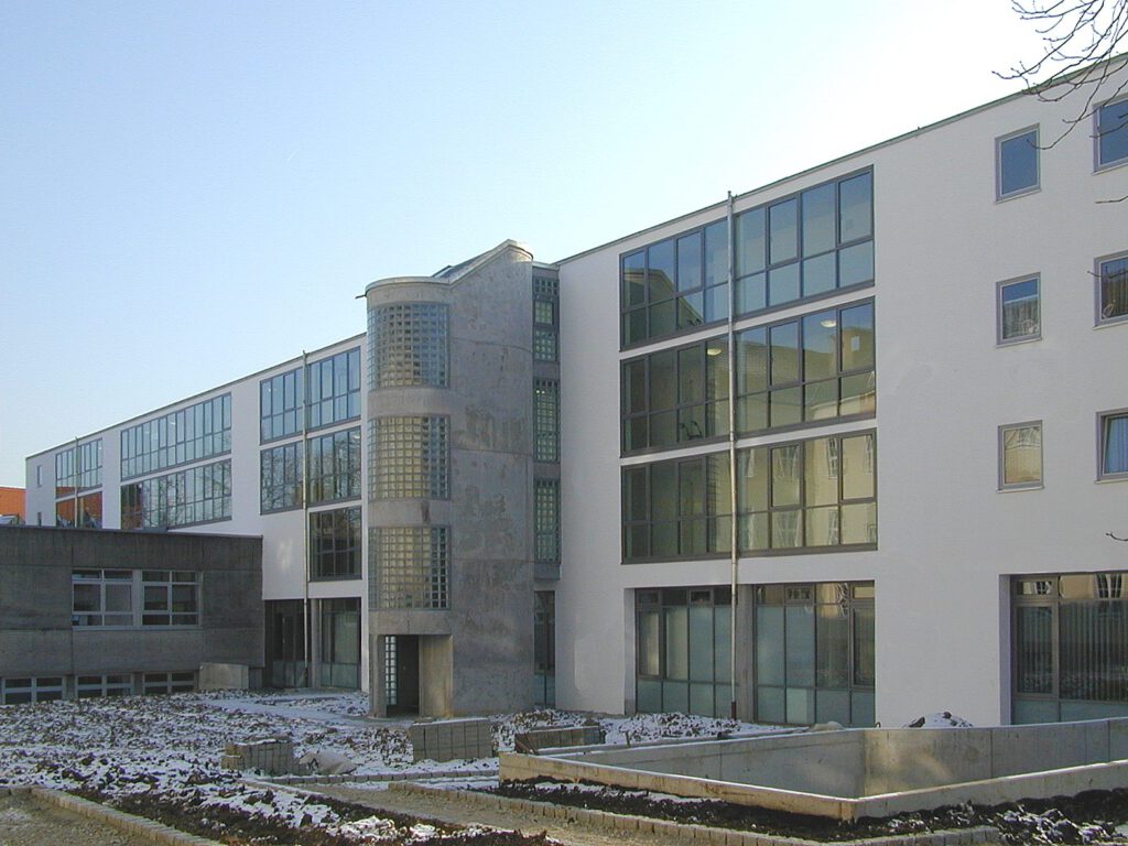 Beckerstraße Ingolstadt – der integrierte Röntgenpavillon aus Sichtbeton