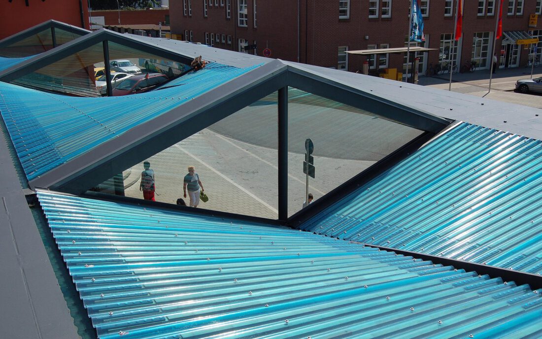 Bussteigüberdachung Hauptbahnhof Ingolstadt – die blau eingedeckte Dachhaut von oben