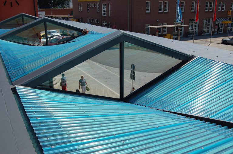 Bussteigüberdachung Hauptbahnhof Ingolstadt – die blau eingedeckte Dachhaut von oben