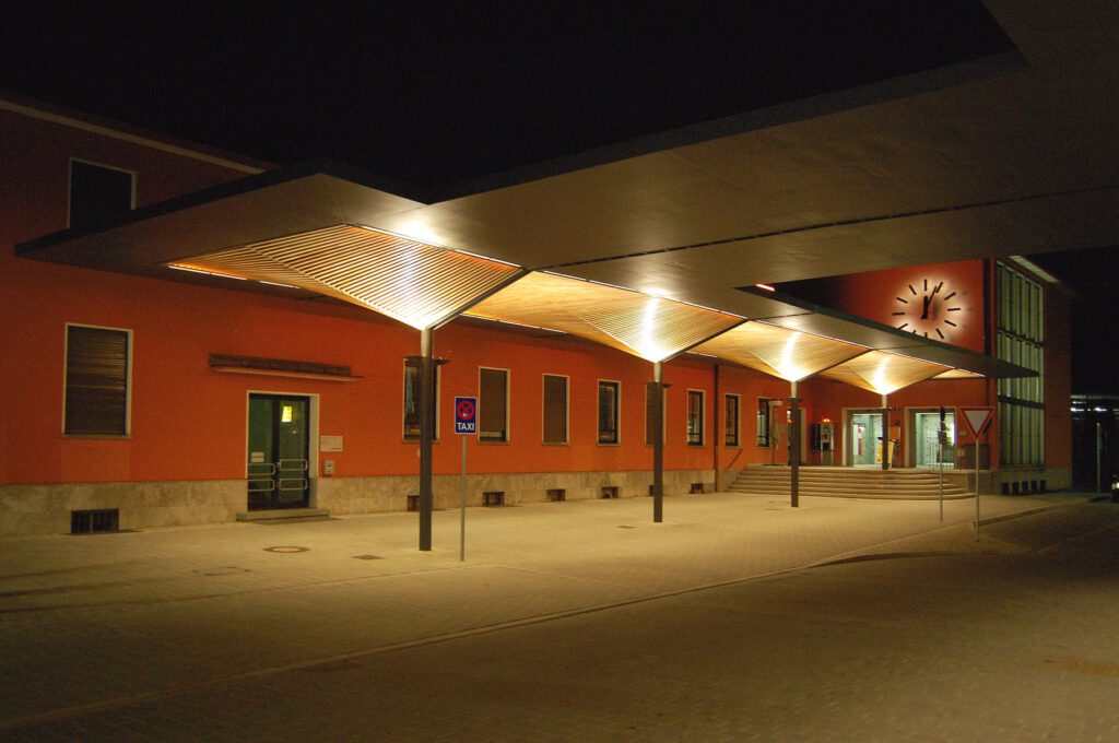 Bussteigüberdachung Ingolstadt – nächtlicher Blick entlang der Bussteige