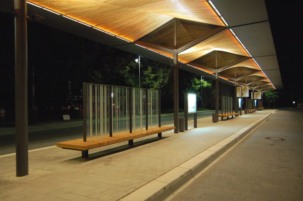 Bussteigüberdachung Ingolstadt – Wartebereich mit Sitzbank bei Nacht