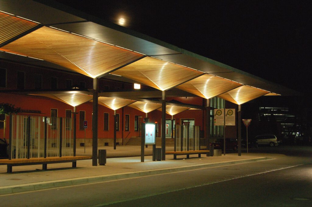 Bussteigüberdachung Ingolstadt – die Dachreihe bei Nacht