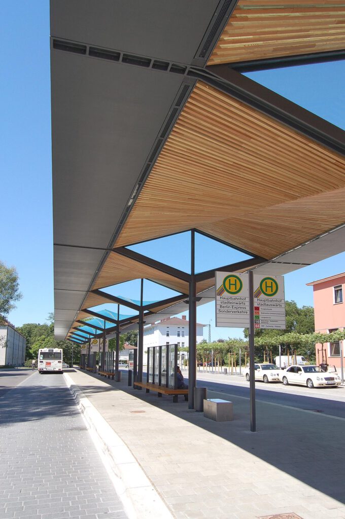 Bussteigüberdachung Ingolstadt – Stahlstütze und Dachrand bei Tageslicht