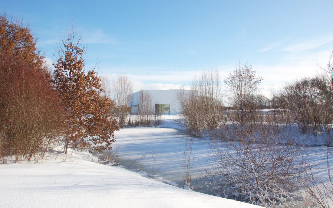 Haus Habla Ingolstadt – Winteransicht über die verschneite Uferböschung