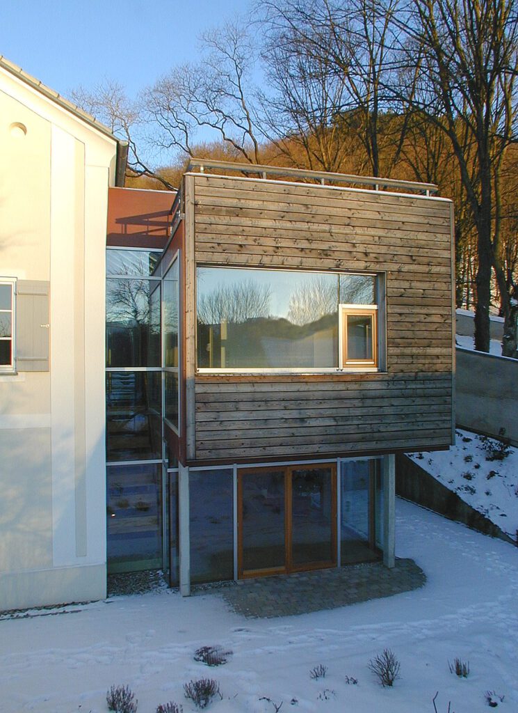Haus Regensburger Eichstätt – der holzverschalte Neubau am Hang im Schnee