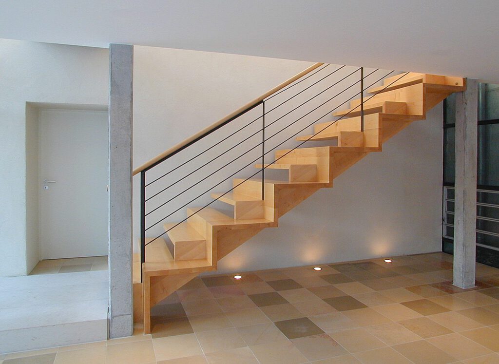 Haus Regensburger Eichstätt – Holztreppe mit frei auskragenden Doppelstufen