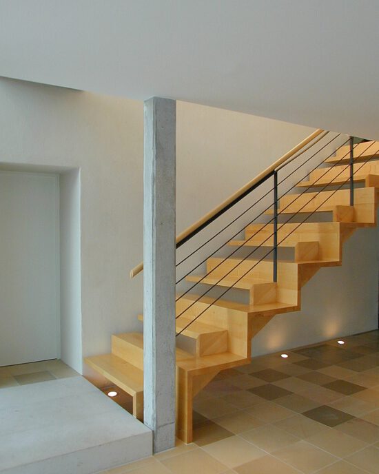 Haus Regensburger Eichstätt – die Treppe im verglasten Zwischenbau