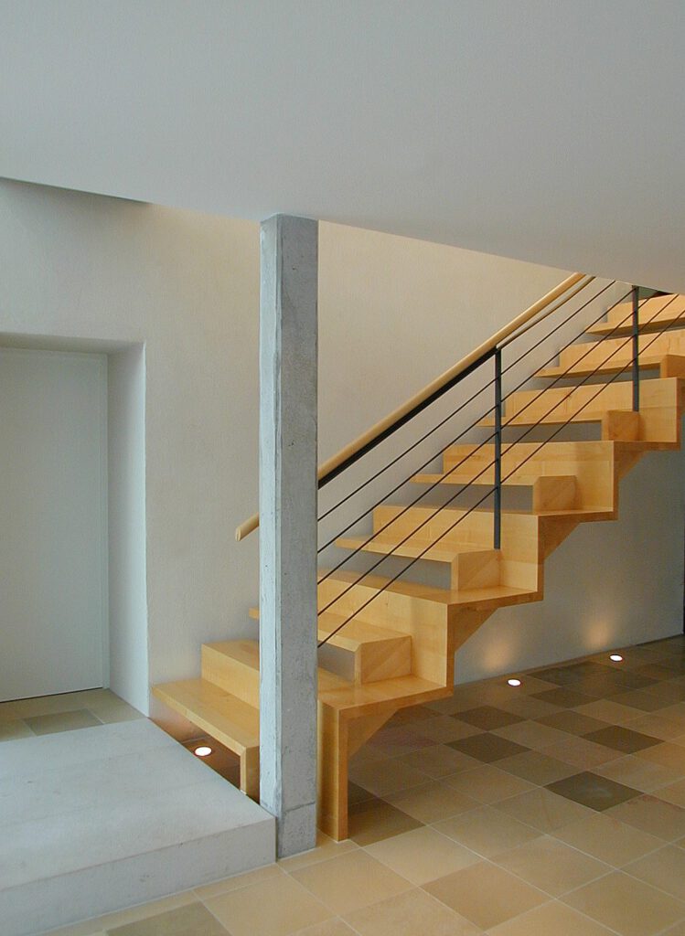 Haus Regensburger Eichstätt – die Treppe im verglasten Zwischenbau