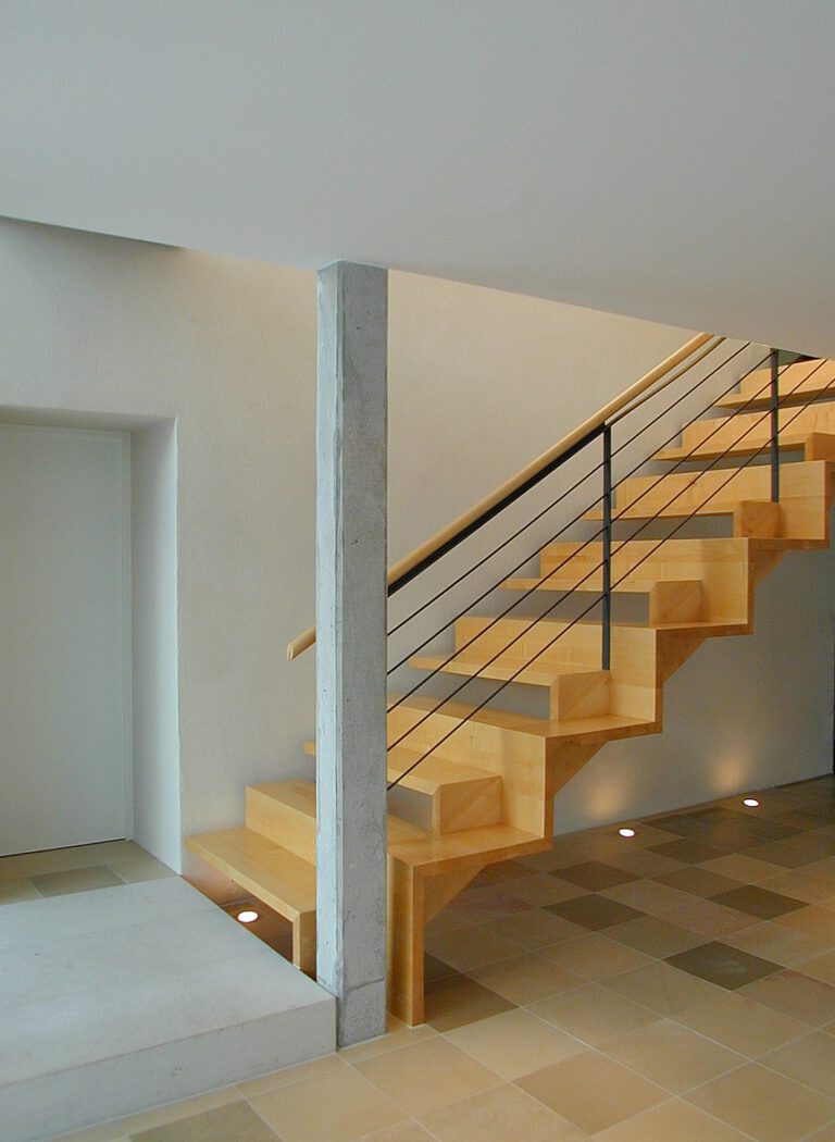 Haus Regensburger Eichstätt – die Treppe im verglasten Zwischenbau