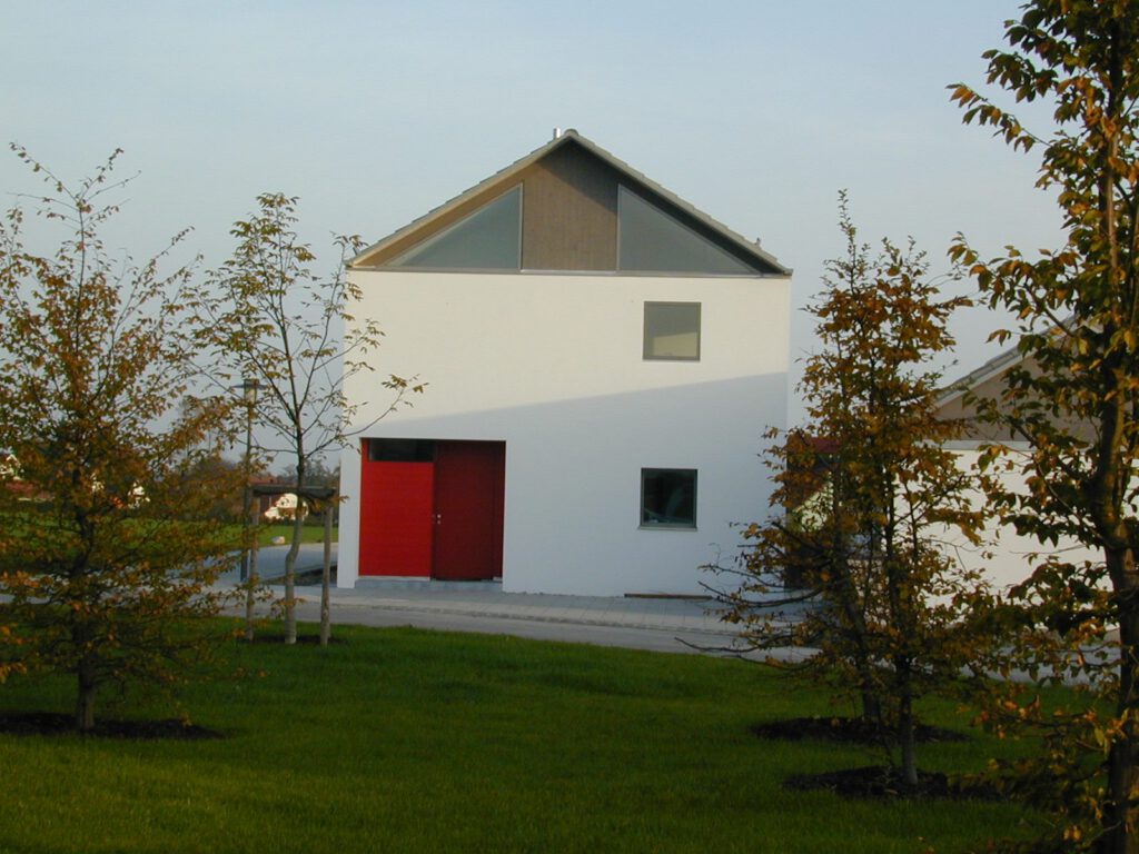 Haus Sonnenberg Kösching – Ansicht von Süden mit Herbstbäumen