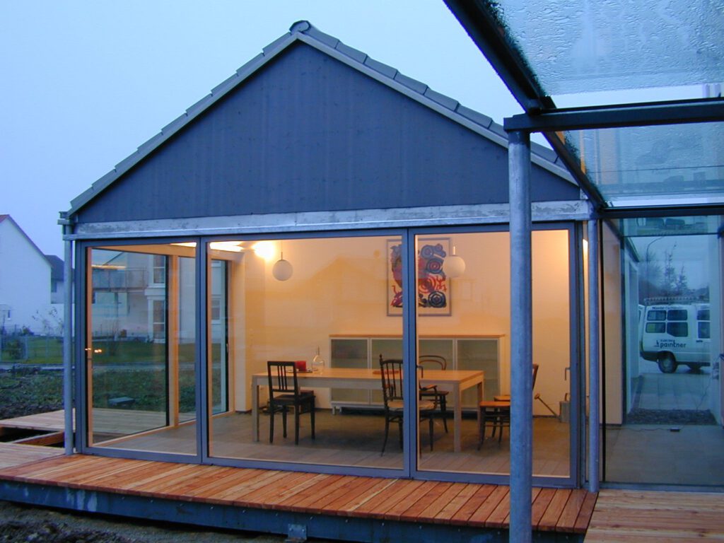 Haus Sonnenberg Kösching – Glaszwischenbau und Holzterrasse