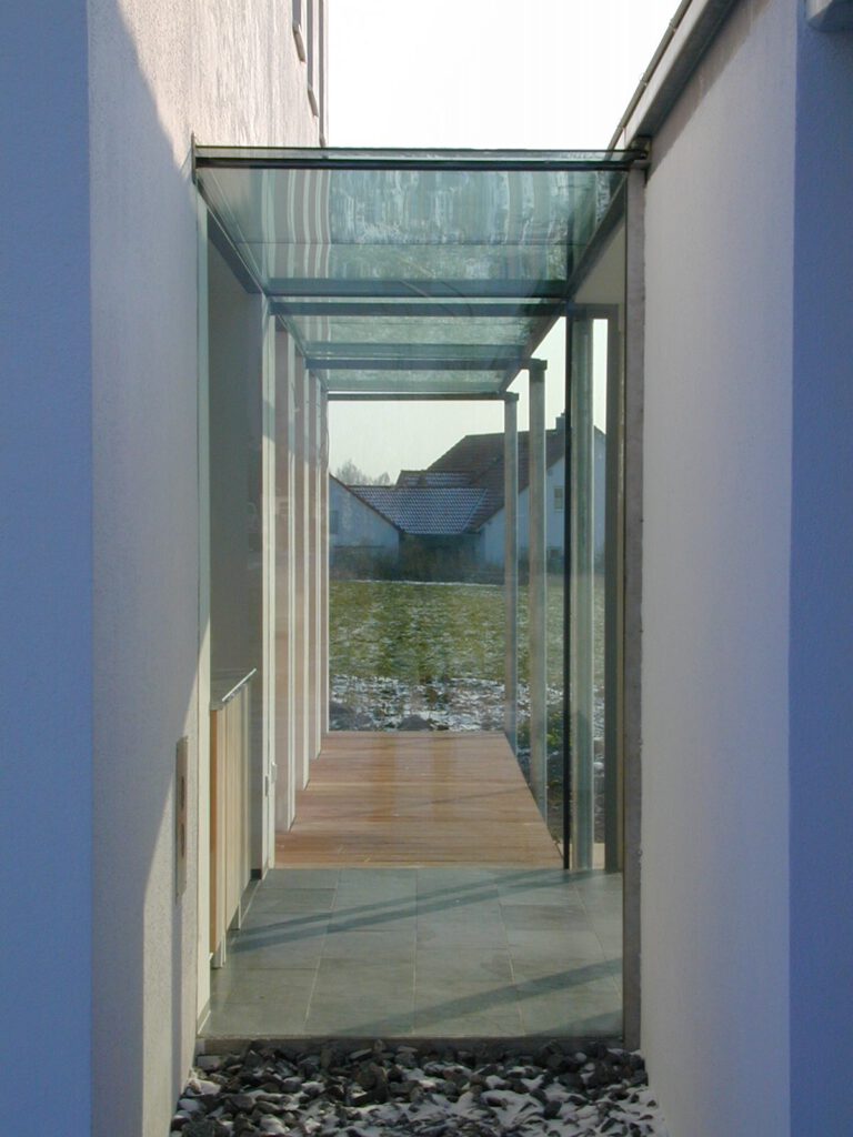 Haus Sonnenberg Kösching – Blick durch den Glaszwischenbau