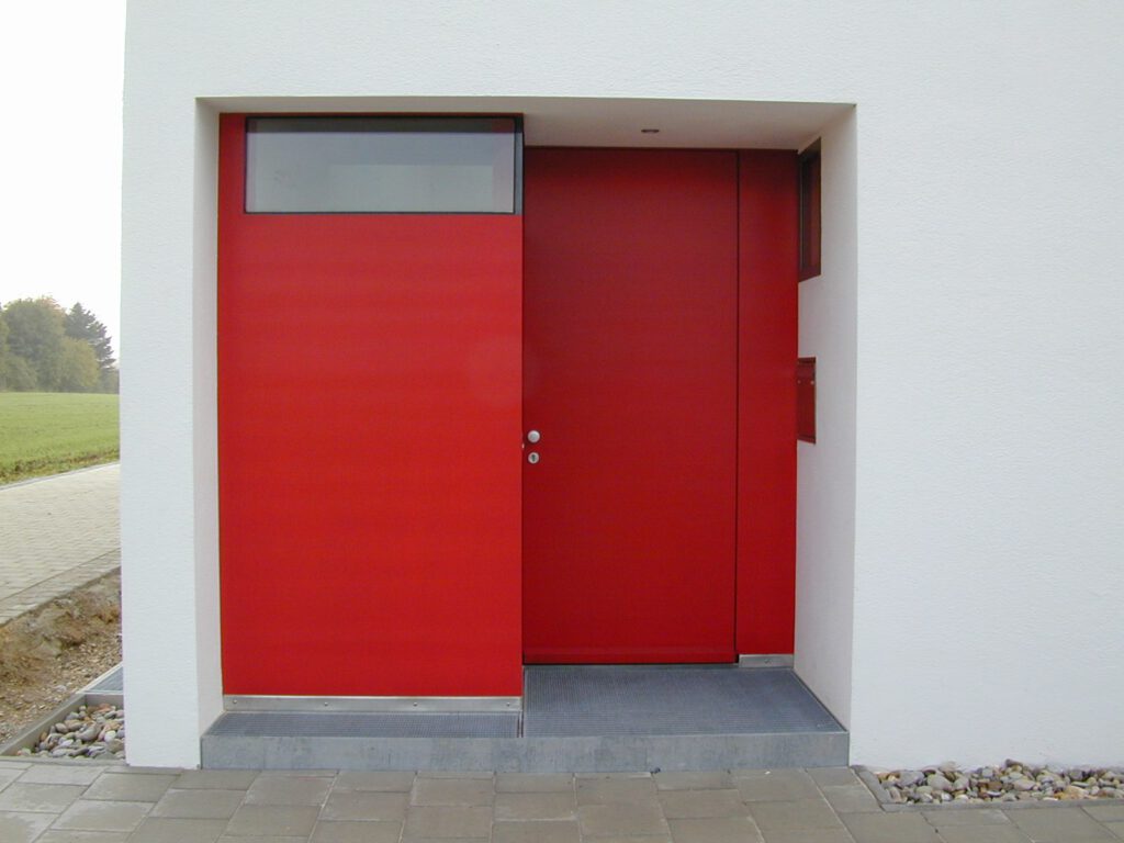 Haus Sonnenberg Kösching – die rote Eingangstür
