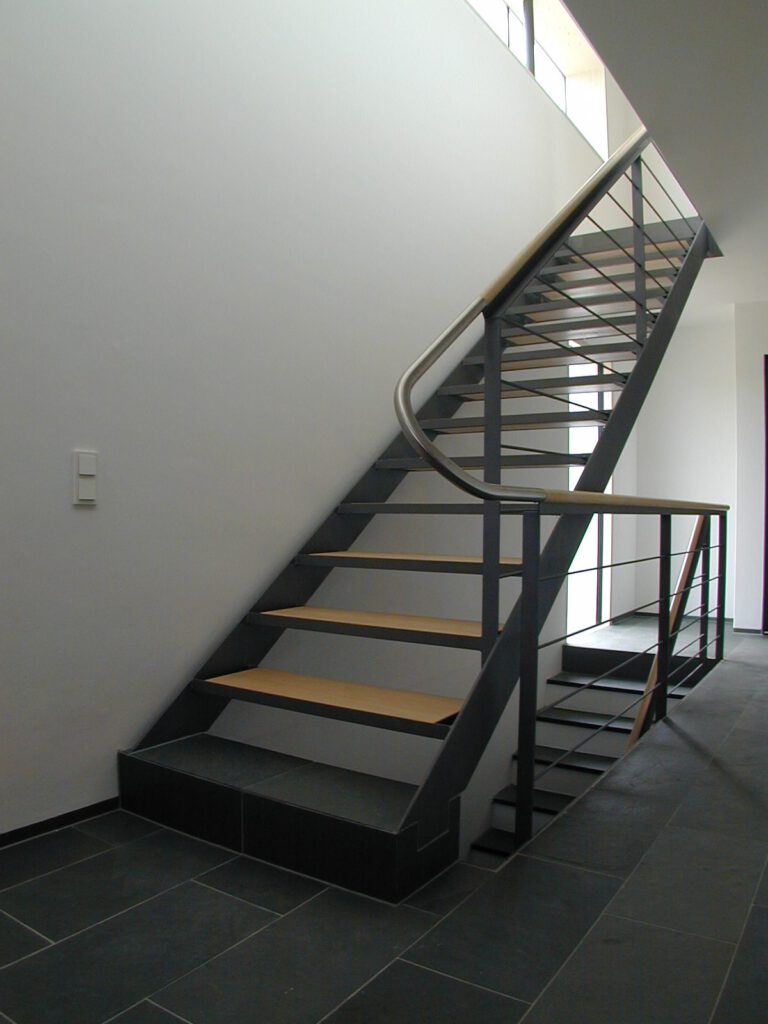 Haus Sonnenberg Kösching – Stahltreppe im Hauptbau