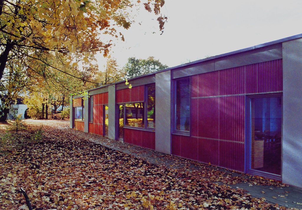 Kinderhort Peter-Steuart-Heim Ingolstadt – Fassade aus Lichtwellplatten im Herbstlaub