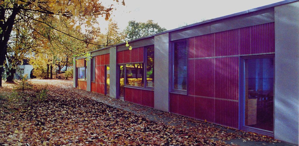 Kinderhort Peter-Steuart-Heim – die farbige Fassade in ganzer Länge