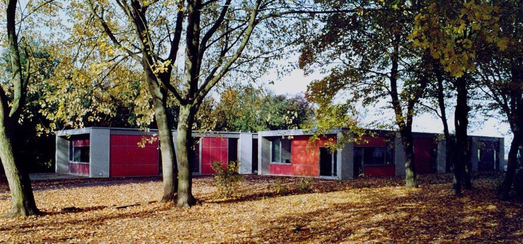 Kinderhort Peter-Steuart-Heim – Ansicht zwischen den Bäumen