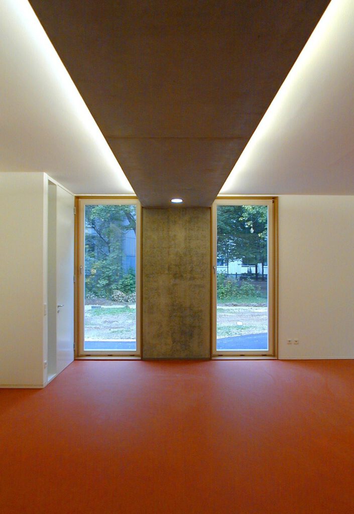 Kinderhort Peter-Steuart-Heim – Eingangsbereich mit Sichtbetonrahmen