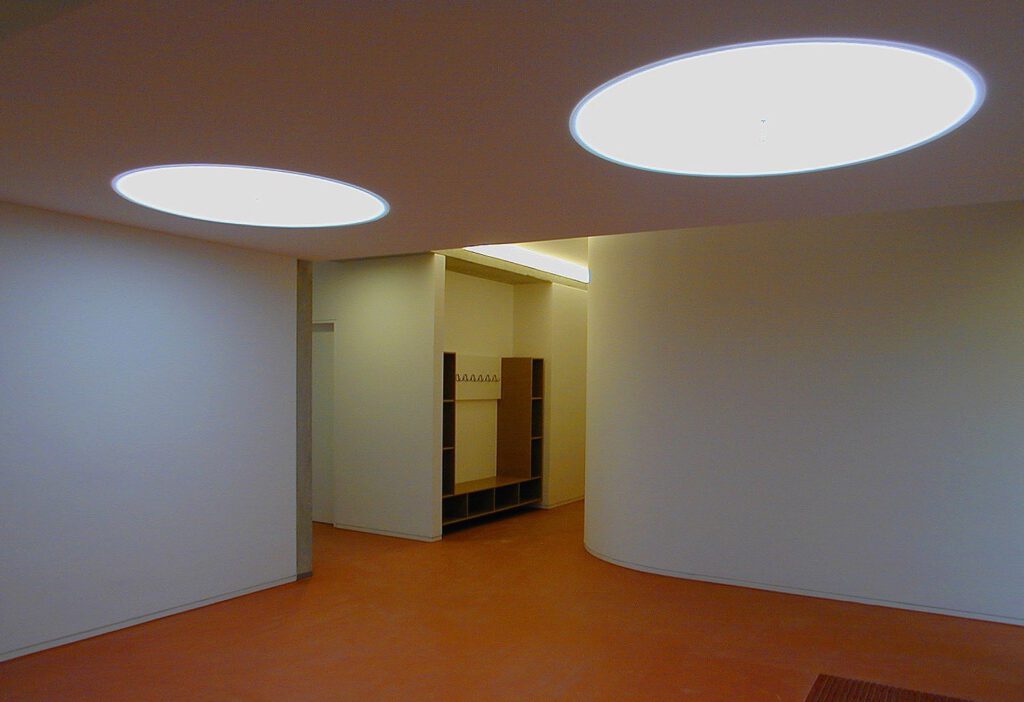 Kinderhort Peter-Steuart-Heim – Innenraum mit runden Oberlichtern
