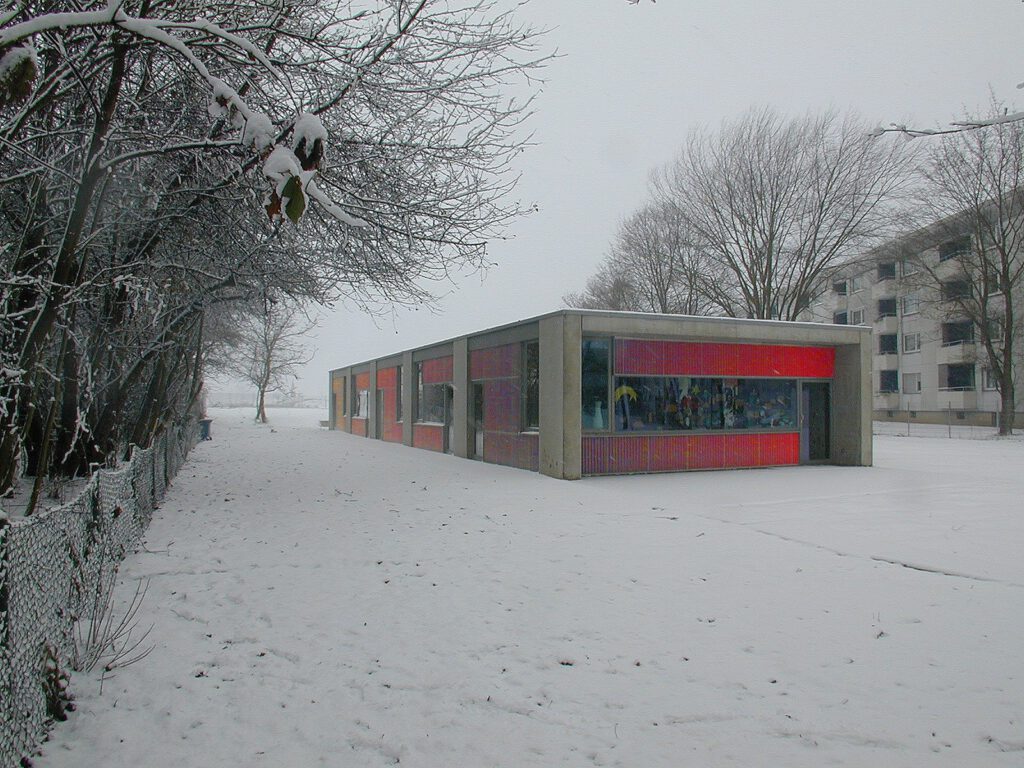 Kinderhort Peter-Steuart-Heim Ingolstadt – Winteransicht mit verschneiter Baumreihe