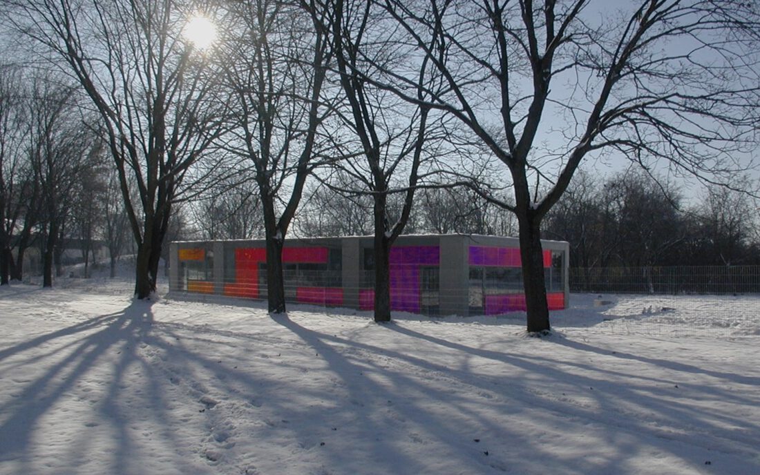 Kinderhort Peter-Steuart-Heim Ingolstadt – die farbige Fassade im Gegenlicht eines Wintertags