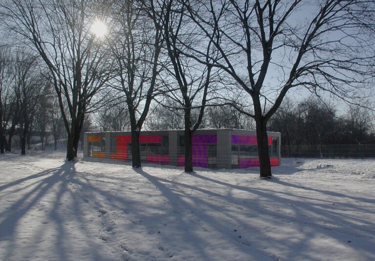 Kinderhort Peter-Steuart-Heim Ingolstadt – die farbige Fassade im Gegenlicht eines Wintertags