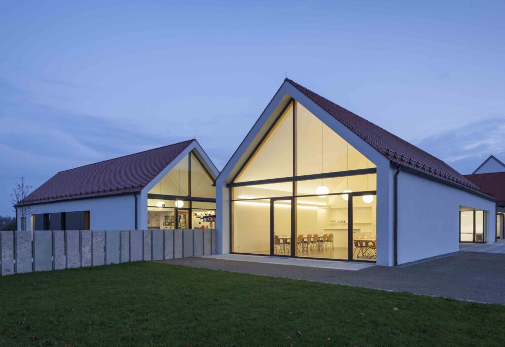Kinderkrippe Münchsmünster – Abendansicht mit Innenhof