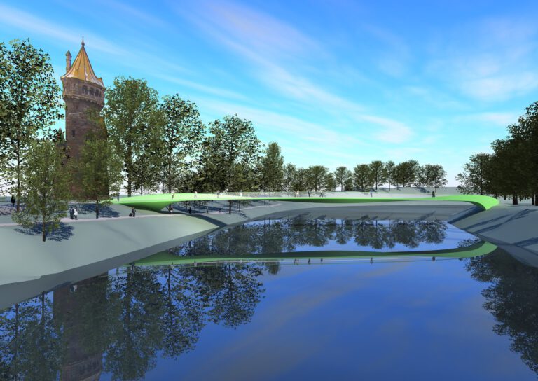 Lechbrücke Landsberg – das grüne Band über dem Wasser vor dem historischen Stadtturm