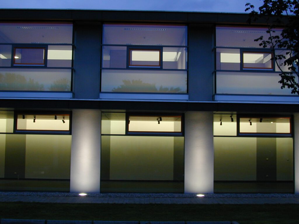 Lebenshilfe-Werkstätten Ingolstadt – Bürogebäude in der Dämmerung
