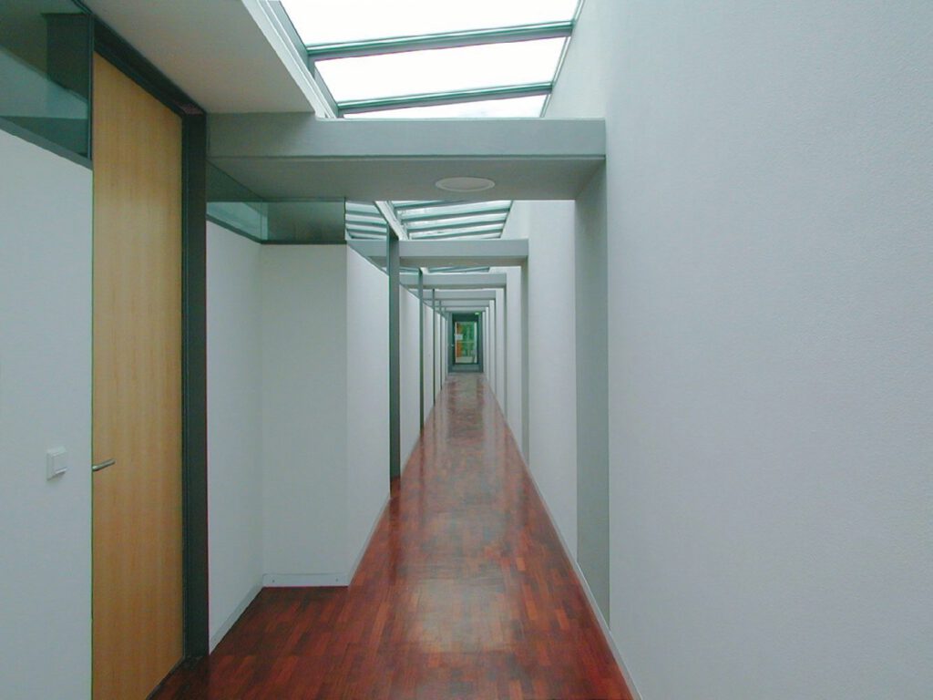 Erschließungsflur im Bürogebäude der Lebenshilfe-Werkstätten