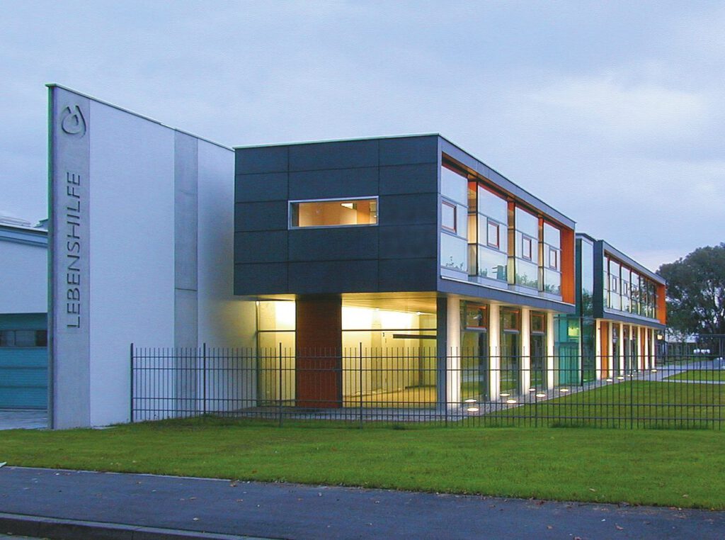 Außenansicht des zweigeschossigen Büroneubaus der Lebenshilfe-Werkstätten