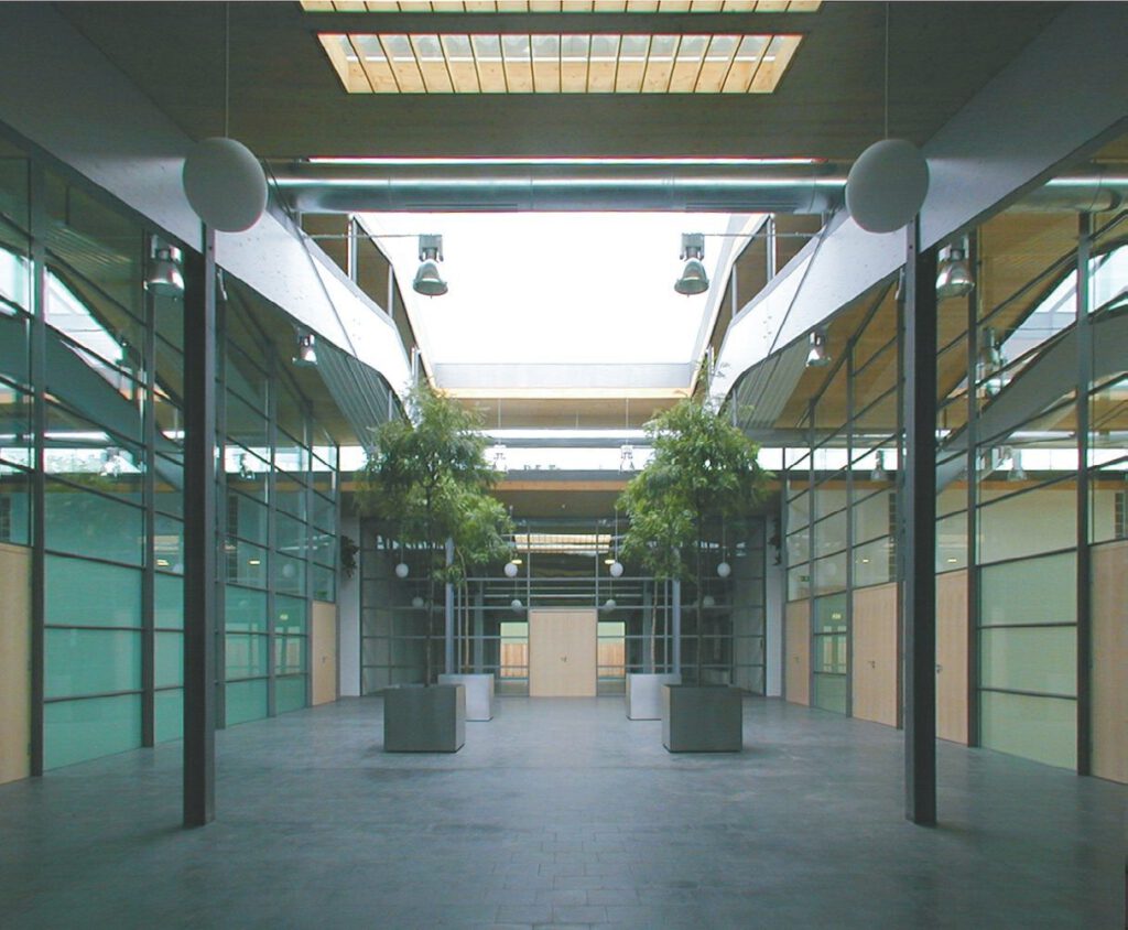 Foyer der Lebenshilfe-Werkstätten mit Oberlichtbändern