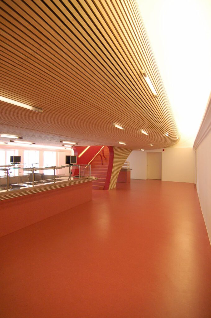 Schülermensa Canisiusstiftung – die geschwungene Untersicht der Galerie