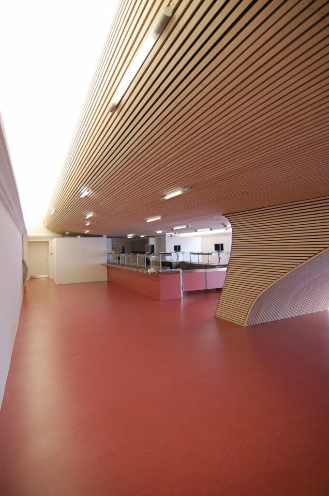 Schülermensa Canisiusstiftung – die Galerie schwingt in den Raum