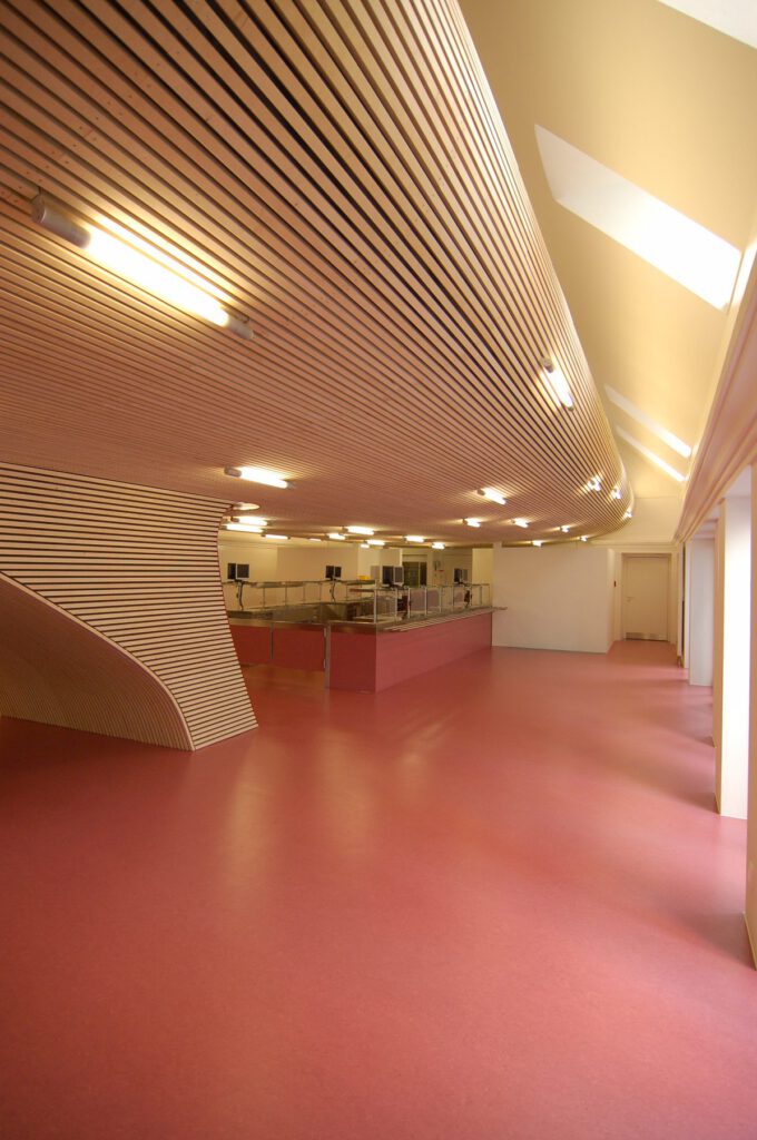 Schülermensa Canisiusstiftung – Blick unter die Galerie zur Holzlattendecke