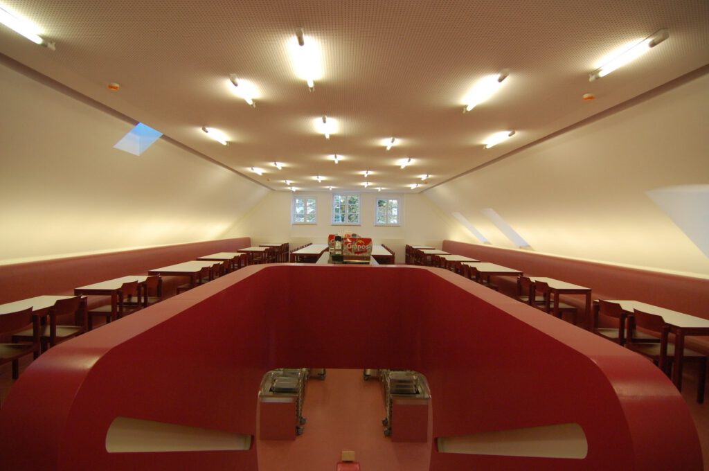 Schülermensa Canisiusstiftung – Galerieebene unter der geneigten Decke