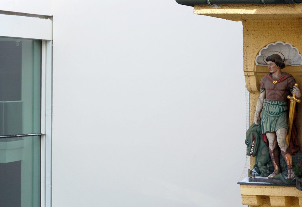 Erweiterung Reuchlin-Gymnasium Ingolstadt – Anschluss von Neubaukante und barocker Figur