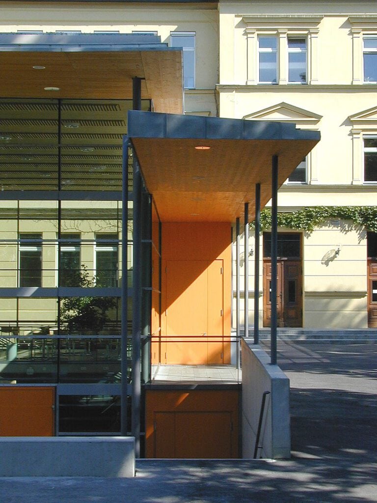 Eingangsbereich der Pausenhalle mit orangefarbener Holzverkleidung