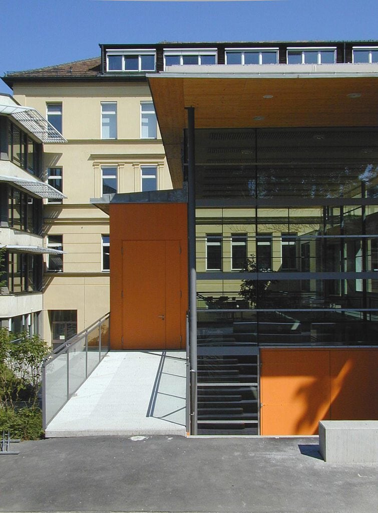 Pausenhalle vor der klassizistischen Fassade des Altbaus