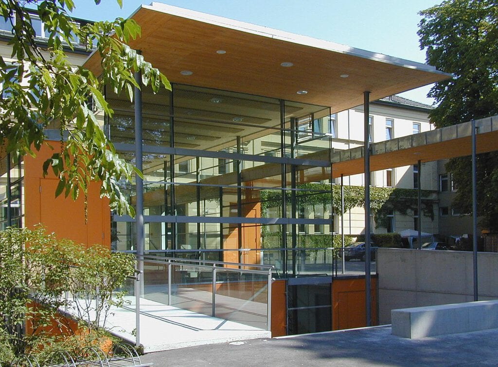Pausenhalle Reuchlin-Gymnasium mit vorgelagertem Pausenhof