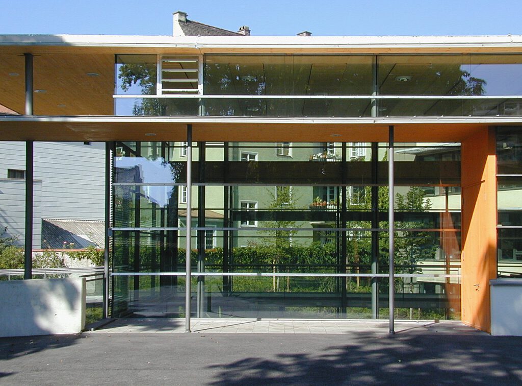 Innenraum der Pausenhalle mit naturbelassener Holzdecke