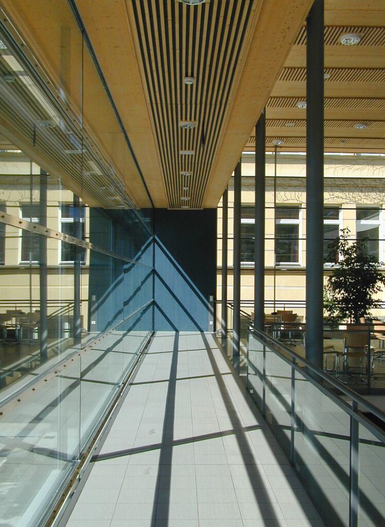 Blick durch die verglaste Galerieebene der Pausenhalle