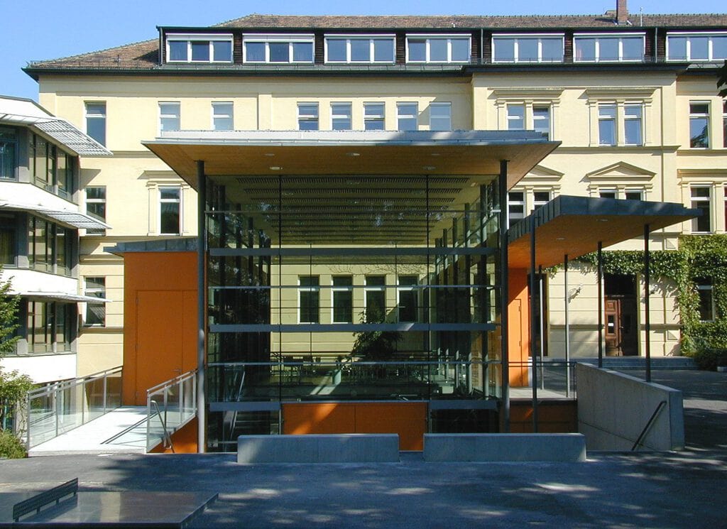 Pausenhalle Reuchlin-Gymnasium – Ansicht von der Schulhofseite