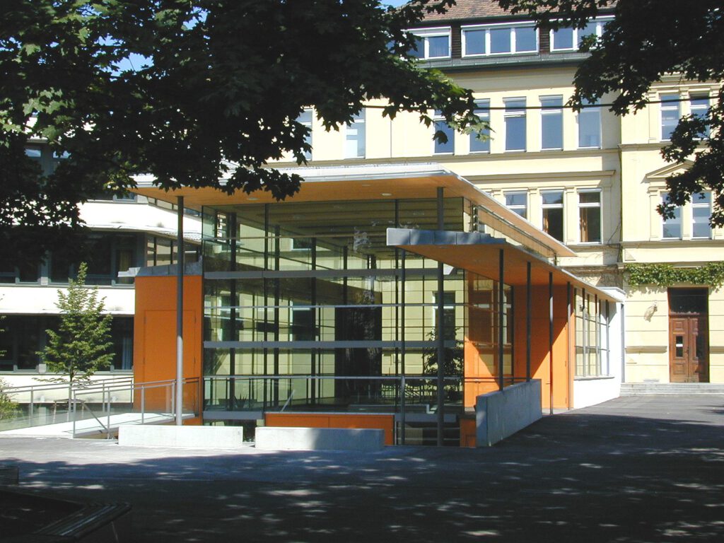 Pausenhalle Reuchlin-Gymnasium Ingolstadt – Außenansicht vor dem klassizistischen Altbau