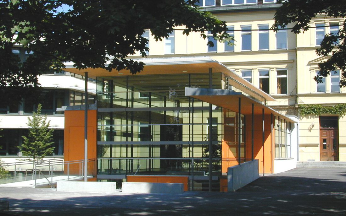 Pausenhalle Reuchlin-Gymnasium Ingolstadt – Außenansicht vor dem klassizistischen Altbau