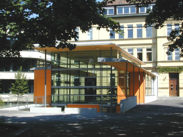 Pausenhalle Reuchlin-Gymnasium Ingolstadt – Außenansicht vor dem klassizistischen Altbau